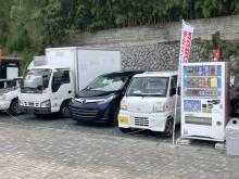 当店では、高品質な中古車を幅広く取り揃えており、お客様のニーズに合わせた車選びをサポートいたします。また、お客様に安心してご利用いただけるよう、整備や点検を徹底的に行い、万全の状態でお届けします。さらに、購入後のアフターサポートも充実しておりますので、お気軽にご相談ください。皆様のご来店を心よりお待ちしております。