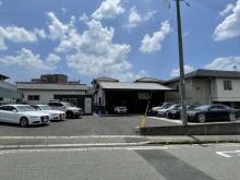 福岡県那珂川市にある「DIES AUTO MART」は、カスタムカーの販売・製作を専門とする中古車販売店です。<br /><br />同店は、ただ中古車を販売するだけでなく、お客様の理想の1台を一緒に作り上げることをモットーとしています。そのため、仕入れた車それぞれに似合ったカスタムプランを決めて製作し、販売しています。もちろん、在庫にない車種でもベース車探しから製作・販売も承っております。<br /><br />また、同店は業界歴約20年の知識と経験を持つスタッフが在籍しており、お客様のニーズをしっかりと把握し、最適な提案をしてくれるのが魅力です。<br /><br />JR博多南駅から約1kmとアクセスも良好で、こじんまりとした事務所ですがゆっくりと商談ができるスペースとなっています。在庫車の販売はもちろん、在庫にないグレードやカラー等々、お客様が求める理想のお車を一緒にお探しいたします。<br /><br />同店では、2柱リフト完備で一般整備からアフターパーツの取付け・加工など、コアな作業も承っております。また、タイヤチェンジャー・バランサー完備で、扁平タイヤの組替も可能です。<br /><br />さらに、無料代車も用意されているので、安心してお車をお買い求めいただけます。公共交通機関でお越しの際は、JR博多南駅までお迎えにあがります。<br /><br />お車をご購入・カスタムをご検討の際は、ぜひ「DIES AUTO MART」にご相談ください。