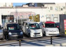 ■現車確認のお客様<br /><br /> 展示スペースが限られ、別置き場にて保管している場合がございます。<br /> 事前連絡にて御確認とご依頼頂けましたら、休日・夜間対応もさせて頂きます。<br /> ご遠慮なく、ご相談ください。(営業時間外でも店舗電話は、携帯電話に転送されます)<br /><br />■全国納車<br /><br /> 全国のお客様からオーダーを頂いております。<br /> 当社は全国どこでも納車致しますので、詳しい納車費用など、お気軽に店舗までお問い合わせ下さい。