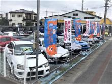 ★お買得な在庫を豊富に取り揃えてお客様のご来店をスタッフ一同お待ちしております。<br /><br />お宝在庫車約100台!<br />★店頭には軽自動車を中心に常時50台以上お買い得感あふれるお車を取りそろえております,掲載中の車以外にも展示及び保管しておりますので、是非一度ご来店ください。<br /><br />★キッチンカー自社制作しております、お客様の販売品目に合わせたカスタム、保健所等の申請サポートも可能です、展示場においしいたい焼き屋のデモ車両もございますのでお気がるにご来店の上見学ください!<br /><br />認証工場も完備!<br />★国から承認を受けた認証工場も完備しております。納車時の整備やご購入後のアフターフォローも柔軟に対応いたします。<br /><br />各種カスタムお任せください!<br />★オールペイントやローダウン/ツメオリ/ツライチ/ローダウン/ガルウィング/ナビ/ドラレコ取り付けなどの各種カスタムなどのサービスも充実しております!