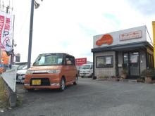 当店では新車とクラシックタイプ(ヴィヴィオ・オプティ等の)軽自動車のワンオーナーの車を中心としたラインナップを取り揃えております。また自社の鈑金工場とカーコンビニ倶楽部を平行して行っている為、お客様のカーライフとアフターフォローもご安心してお任せください。従業員一同、心からお待ち申し上げております♪