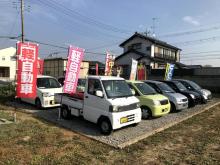 ★久喜市の中古車販売店Car Plaza CLOVERです★<br />格安軽自動車をメインにラインナップしております!<br />安いだけでなく状態の良い車を厳選して仕入れてます!もちろん販売だけでなくお車の買取・車検・整備などもお任せください!全国配送承ります!!<br />お住いの市区町村を記載してお問い合わせいただければ、陸送料金もお調べします!<br />事前にお電話いただければ最寄り駅までお迎えに上がりますので、お気軽にご連絡ください!総額に車検代も含まれています。<br />落ち着いた商談スペースでごゆっくりご検討いただけます♪お気軽にお越しください!!<br /><br />★納車サービス★<br />当店から半径20km圏内にお住いの方限定!<br />ご自宅まで納車する費用をサービスさせていただきます。※登録費用は別途かかりますので、ご了承ください。<br /><br />★EGS+保証取扱店舗★<br />①選べる保証付き!走行距離無制限!(有償で延長やプラン変更可能)<br />②免責期間なし!(納車日当日は除く)<br />③全国の提携工場で修理可能!<br />④修理回数は無制限!保証期間中は何度でも!(上限金額は車両本体価格迄)<br />⑤24時間365日対応!あんしんのロードサービス付帯!<br />⑥専用コールセンター完備!<br />⑦お客様にあった選べるプランあり!<br />※詳細は店舗までご連絡ください※