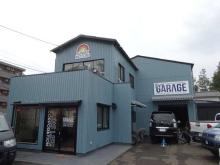 SUNS GARAGE!自動車販売店とアウトドア用品販売店のありそうでないSHOPとなっております!<br />1Fには商談スペースと整備工場、2Fには各種グッツやパーツの展示スペースがございます。