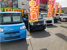 ■軽自動車展示60台以上!■<br />くるまのマエバシは、軽自動車の未使用車・中古車を中心に60台以上の車を展示! また、グループ総在庫は300台以上です!<br /><br />ホンダ、ダイハツ、スズキ、日産、三菱などのオールメーカー取り扱い! 未使用車、中古車はもちろん、新車につきましても、ご相談ください。<br /><br />N-BOX、タント、スペーシア、ムーヴ、ワゴンR、ルークス、ハスラー、アルト、ミラ、タフトなどなど、欲しかった軽自動車がきっと見つかります!<br /><br />国道50号線沿いの店舗に、軽自動車の屋外展示スペース、明るく広いショールームをご用意しております。ごゆっくりとお車をご覧ください。<br /><br />下取りや買取が高い店、持ち出しが安い店、との評価をいただいておりますので、軽自動車はもちろん、お車全般をお探しの方、車検・点検をお考えの方、お気軽にお問い合わせください。<br /><br />■明るく広い店内!■<br />くるまのマエバシのショールームは、白を基調とした明るく広いスペースとなっています。<br /><br />お車の商談や、メンテナンスでお待ちの間に、【無料】でご利用いただける自動販売機を設置。<br />また、キッズスペースもありますので、子育て世代の親御さんも安心です。<br /><br />トイレも清潔感のあるスペースになっています。<br /><br />大切な愛車を安心してお選びいただけるよう、店内にも工夫を凝らしています。<br /><br />■中古車検査検定資格について■<br />中古車の査定検査(金額算出+そのための品質の評価)に関する資格である、「中古車検査検定資格」を持ったスタッフがおりますので、適正な査定が可能です。安心してご用命ください。<br /><br />■名義変更・車庫証明・減免について■<br />【名義変更】<br />お車をご購入されなくても、名義変更だけのご依頼でも対応いたします。自社で手続きを行いますので、安心してお任せください。<br /><br />【車庫証明】<br />手続きなど、よくわからない場合も当社で対応いたしますので、ご安心ください。車庫証明は不要な地域もございます。詳しくは、お問い合わせください。<br /><br />【減免】<br />減税分はきちんと減額してご請求いたします、不当な要求はいたしませんのでご安心ください。お車のご購入だけでなく、車検でも対応いたします。減免車両の在庫もございますので、お気軽にお問い合わせください。<br /><br />■頭金不要! 最長120回払い可能!■<br />くるまのマエバシでは、頭金不要・最長120回払いが可能な自動車ローンをご用意しております。<br />年金でお暮らしの方、パート・アルバイトの方はもちろん、外国籍の方、法人名義でもOKです!<br />18歳から審査OKですので、お気軽にご相談ください。<br /><br />■メンテナンスのパックをご用意!■<br />くるまのマエバシでは、未使用車向けの「あんしんパック」と中古車向けの「プランA～C」をご用意しております。<br />お客様のご要望に合わせてお選びいただけますので、詳しくはお問い合わせください。<br /><br />■ナビやETC、ドラレコなど!■<br />くるまのマエバシでは、カーナビ、ETC、ドライブレコーダー、バックカメラ、フリップダウンモニター(後席モニター)、LEDライト、ガラスコーティングもご購入いただけます。<br />装着できる車種など、詳しくはお問い合わせください。<br /><br />■お車を販売した後も!■<br />くるまのマエバシでは、お車を販売した後のメンテナンスも万全です!<br /><br />タイヤ履き替え ￥1,980～(税抜)、オイル交換 ￥1,980～(税抜)など、お気軽にお申し付けください。<br /><br />車検や板金に関しては、協力整備工場(認証工場)で行いますので、安心です。<br />自社の積載車がありますので、もしもの時にはお車を取りに伺うことも可能です。<br /><br />それぞれ、詳細はお問い合わせください。<br /><br />■保険もお任せください!■<br />くるまのマエバシは、自動車保険の代理店でもあります。<br />自動車保険の募集人資格を持ったスタッフが、丁寧にご説明いたします。<br />お客様に最適なプランをご案内します、詳しくはお問い合わせください。