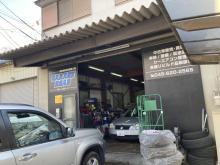 車のことなら Garage Road株式会社 にお任せ下さい。<br /><br />当社では中古車販売から国家整備士による修理熟練スタッフの板金塗装まで全ての<br /><br />ご要望にお応えします。<br /><br /> <br /><br />中古車をお探しの方には、USS・アライオークションに代行サービスも致します。<br /><br />毎週約15万台出品されていますので、全国各地から<br /><br />お客様の一台をお探ししてお届けします。<br /><br />納車後も自社工場によるアフターサポートがありますので売りっぱなしには致しません!<br /><br /> <br /><br />カーエアコンやオルタネーターなどの電装部品には専門の<br /><br />スタッフがいますので確実に直し安心して乗っていただけるように 努めております。<br /><br />外注に出さず当社で引き受けて整備をしますので他社より安価にて作業が出来ます。<br /><br /> <br /><br />お見積もり等、お気軽にお問い合わせ下さい。