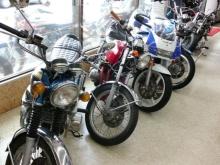 店内はバイクの展示やカスタムパーツ、中古部品が揃っております。<br /><br />只今バイク買取強化中!!<br />あなたの周りに乗らなくなったバイクありませんか?<br />当店では買取でも他店には負けません。<br />是非お気軽にご相談ください。<br /><br />バイクを売って車!車売ってバイクに!当店ではいろいろなお客様のご要望にお答えしていきます!!<br /><br />バイクに乗っているお客様も、四輪のお客様も楽しめる店となっていますので、お気軽にお立ち寄りください♪