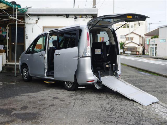 福祉車両車いす2名チェアキャブスロープ2列目電動ウィンチ3列目後退防止ベルト